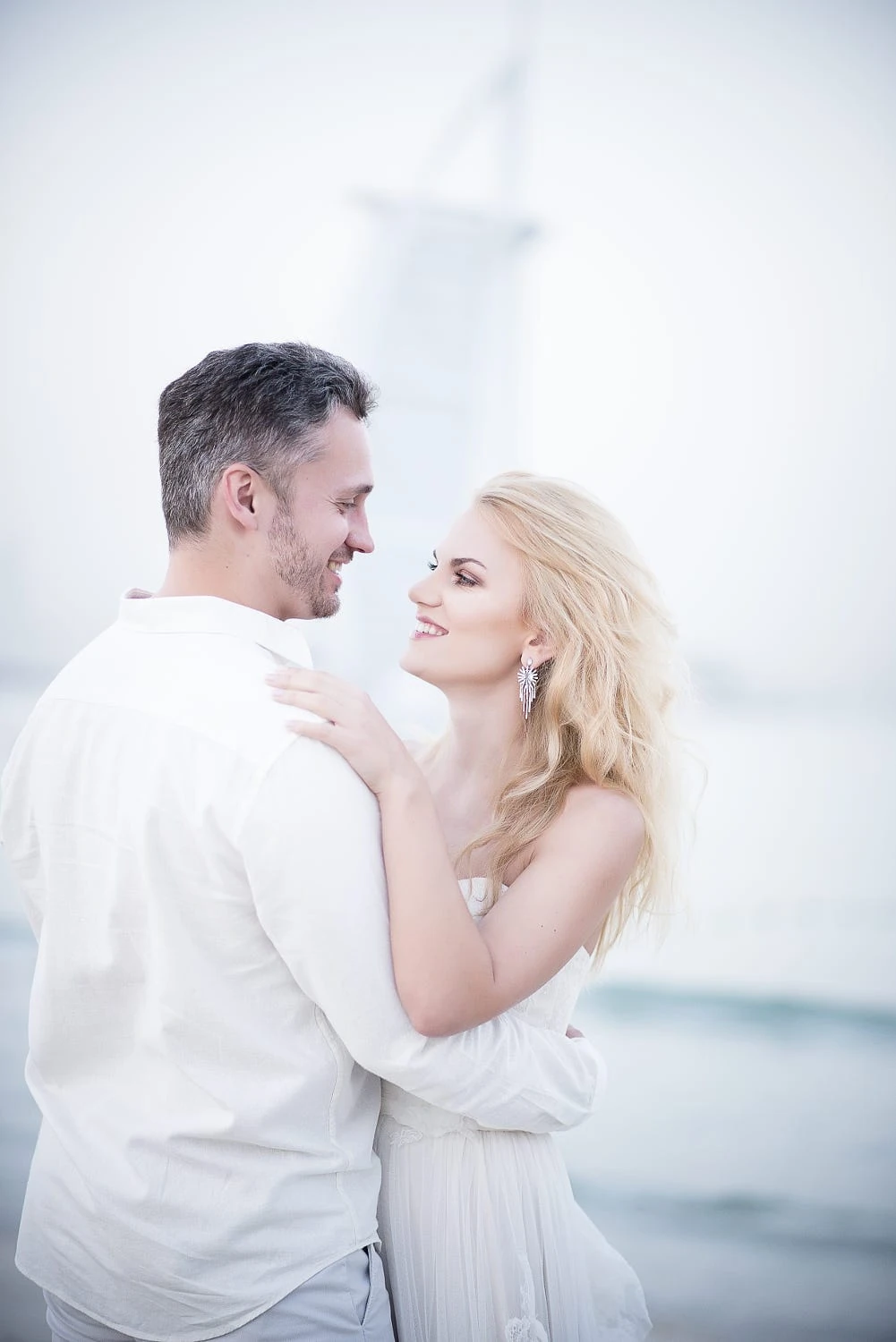 Couple embracing near Burj Al Arab – Dreambox travel photo
