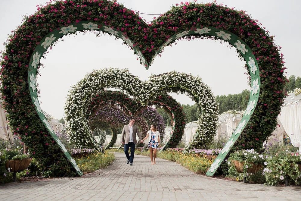 Couple walking through heart floral arches – Dreambox photo